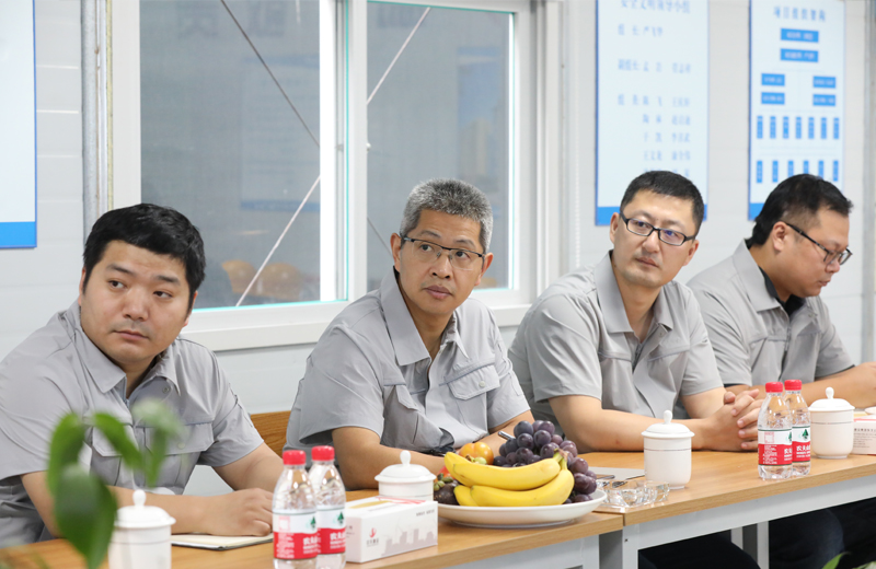 2019年8月12-13日，中天建設(shè)集團(tuán)總裁吳海濤帶領(lǐng)集團(tuán)財(cái)務(wù)風(fēng)控部副總經(jīng)理陳劍、市場企管部總經(jīng)理助理李紅燕等一行來到沈陽檢查走訪中天東北公司，并對(duì)直營項(xiàng)目管理進(jìn)行巡查。