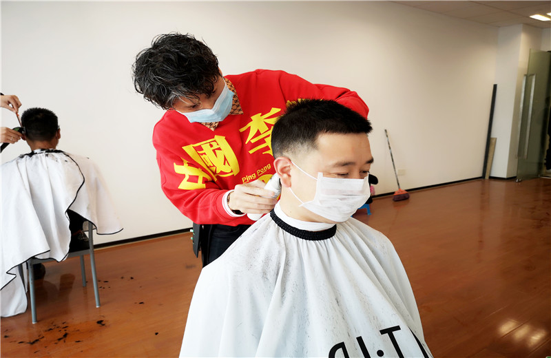 2020年2月21日，由于受疫情影響中天八建特與專業(yè)造型公司聯(lián)系，出資聘請(qǐng)三名優(yōu)秀的“Tony”老師上門為員工免費(fèi)理發(fā)，暖心之舉得到了員工的贊譽(yù)。