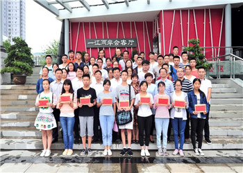 8年，800多名學(xué)生，800多個夢想，中天陜西助學(xué)圓你求學(xué)夢！