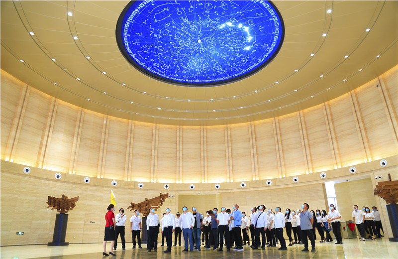 2020中秋來臨之際，中天六建機(jī)關(guān)150余名員工參觀學(xué)習(xí)中國建筑科技館，共同探索建筑之美。