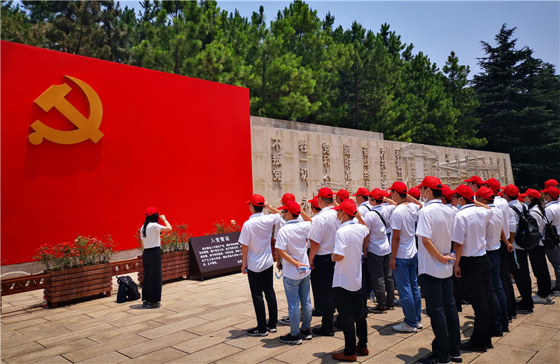 2020年6月30日，中天三建黨支部組織上海區(qū)域、蘇南分公司全體黨員及部分流動(dòng)黨員、預(yù)備黨員、入黨積極分子等40余人赴嘉興南湖開(kāi)展“七一”主題黨建活動(dòng)。