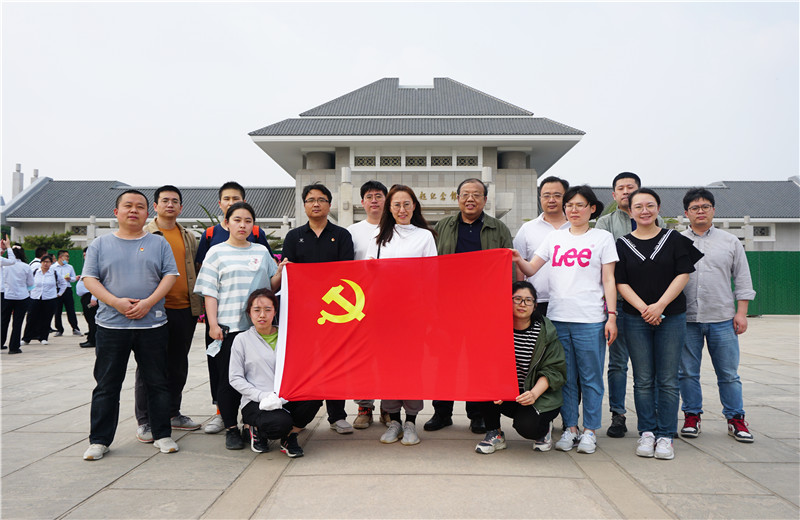 2021年5月20日下午，天怡設(shè)計開展“迎接建黨百年華誕”主題活動，組織企業(yè)黨員參觀周恩來鄧穎超紀(jì)念館。