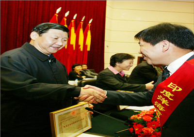 2005年時(shí)任浙江省委書記習(xí)近平在紅十字會(huì)議上與樓永良董事長(zhǎng)親切握手
