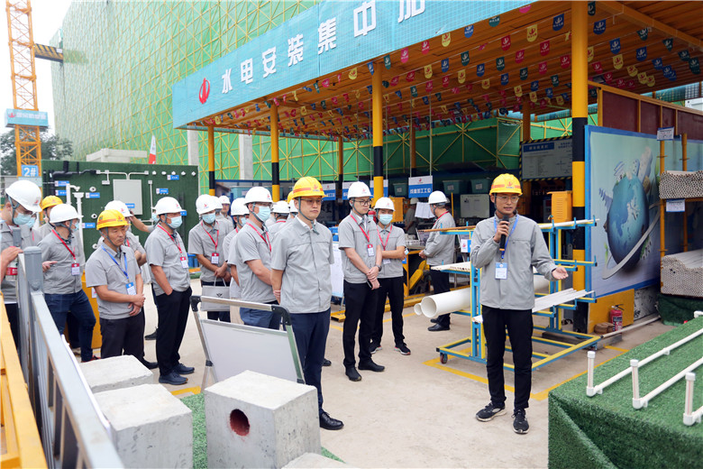 2021年9月29日，中天九建承辦的以“深入實(shí)施質(zhì)量提升行動(dòng) 大力推進(jìn)質(zhì)量強(qiáng)國(guó)建設(shè)”為主題的鄭州市2021年質(zhì)量月工程質(zhì)量提升推進(jìn)現(xiàn)場(chǎng)會(huì)在建業(yè)梅苑項(xiàng)目召開。