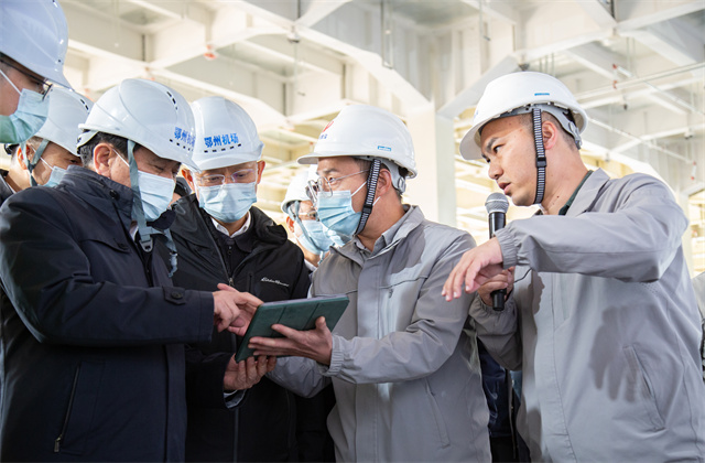中國民航局黨組書記、局長馮正霖一行到中天鄂州花湖機(jī)場(chǎng)轉(zhuǎn)運(yùn)中心主樓項(xiàng)目參觀考察