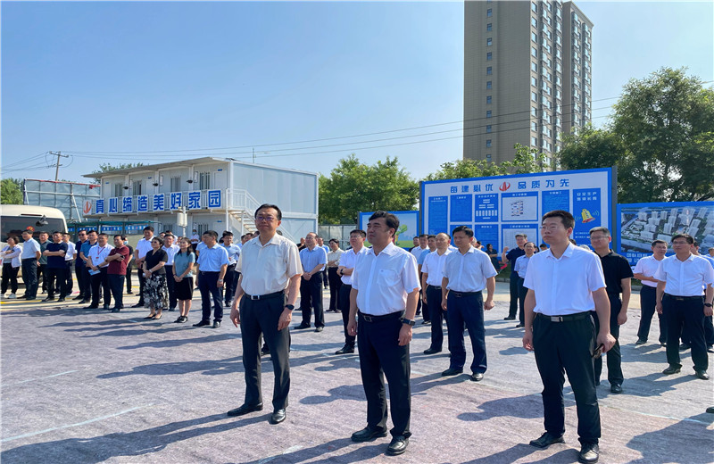 2022年7月24日，青島市委常委、膠州市委書記張新竹一行蒞臨中天建設集團膠東分公司綠城鳳起潮鳴A區(qū)項目工地，對項目現(xiàn)場進行實地觀摩。
