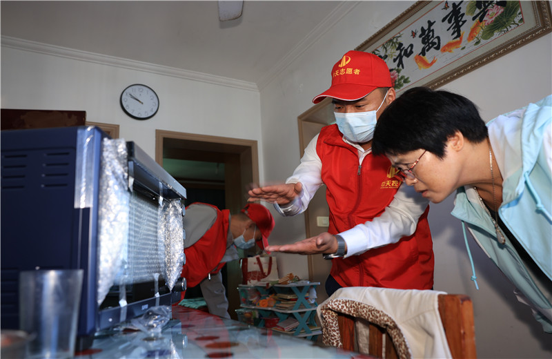 2022年11月1日，中天二建嘉興分公司志愿者帶上大米、食用油及他們的“微心愿”微波爐、電烤箱、空氣炸鍋、電磁爐等來(lái)到菱香坊、煙雨苑、江南新家園等小區(qū)慰問(wèn)因工致殘的困難居民。