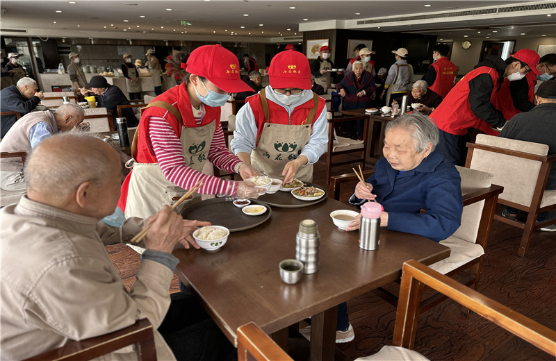 2023年4月12日，控股集團志愿者走進杭州市上城區(qū)雨花敬老院開展公益志愿服務(wù)。