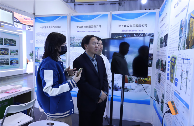 2023年11月16日至18日第三屆川渝住房城鄉(xiāng)建設(shè)博覽會在成都召開，西南公司攜集團(tuán)SWP自主研發(fā)鋼平臺提升技術(shù)、鋼結(jié)構(gòu)棧道全過程關(guān)鍵建造技術(shù)參加會議。