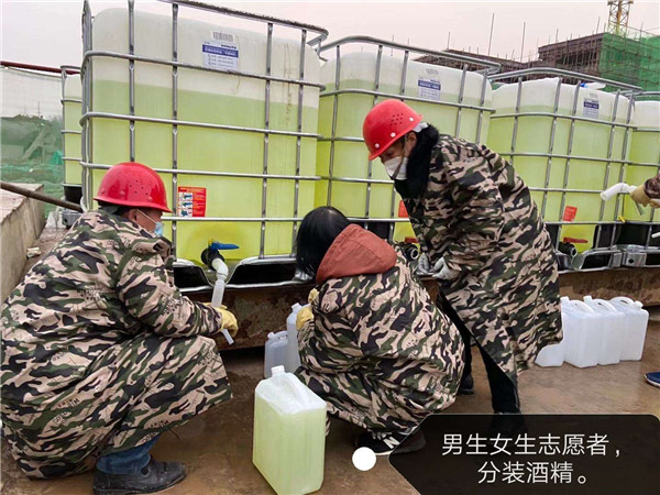 從山東采購拉到松滋市分裝，并發(fā)往全市醫(yī)院的醫(yī)用酒精.jpg