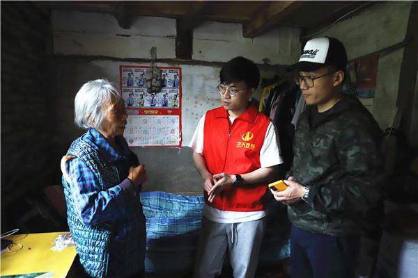 中天志愿者走進大山，走訪了解受助學(xué)生家庭情況.jpg