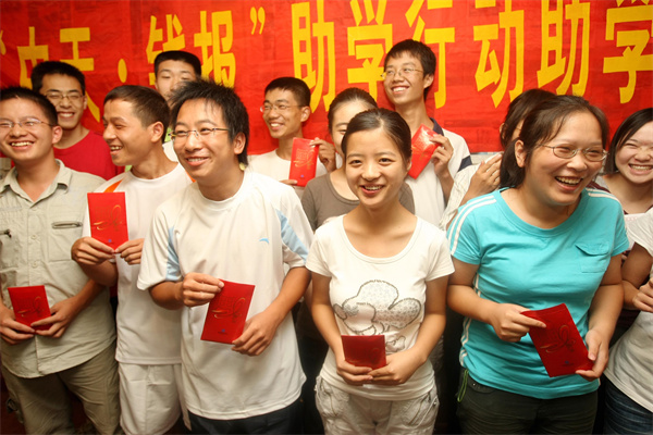 十余年，“中天·錢報”助學持續(xù)關愛寒門學子_副本.jpg