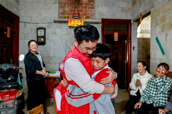 中天志愿者與困難學(xué)生結(jié)對(duì).jpg